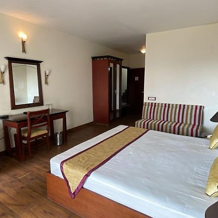 8Fold-Pinecrest By Larisa, Bhimtal Hotel Exterior photo