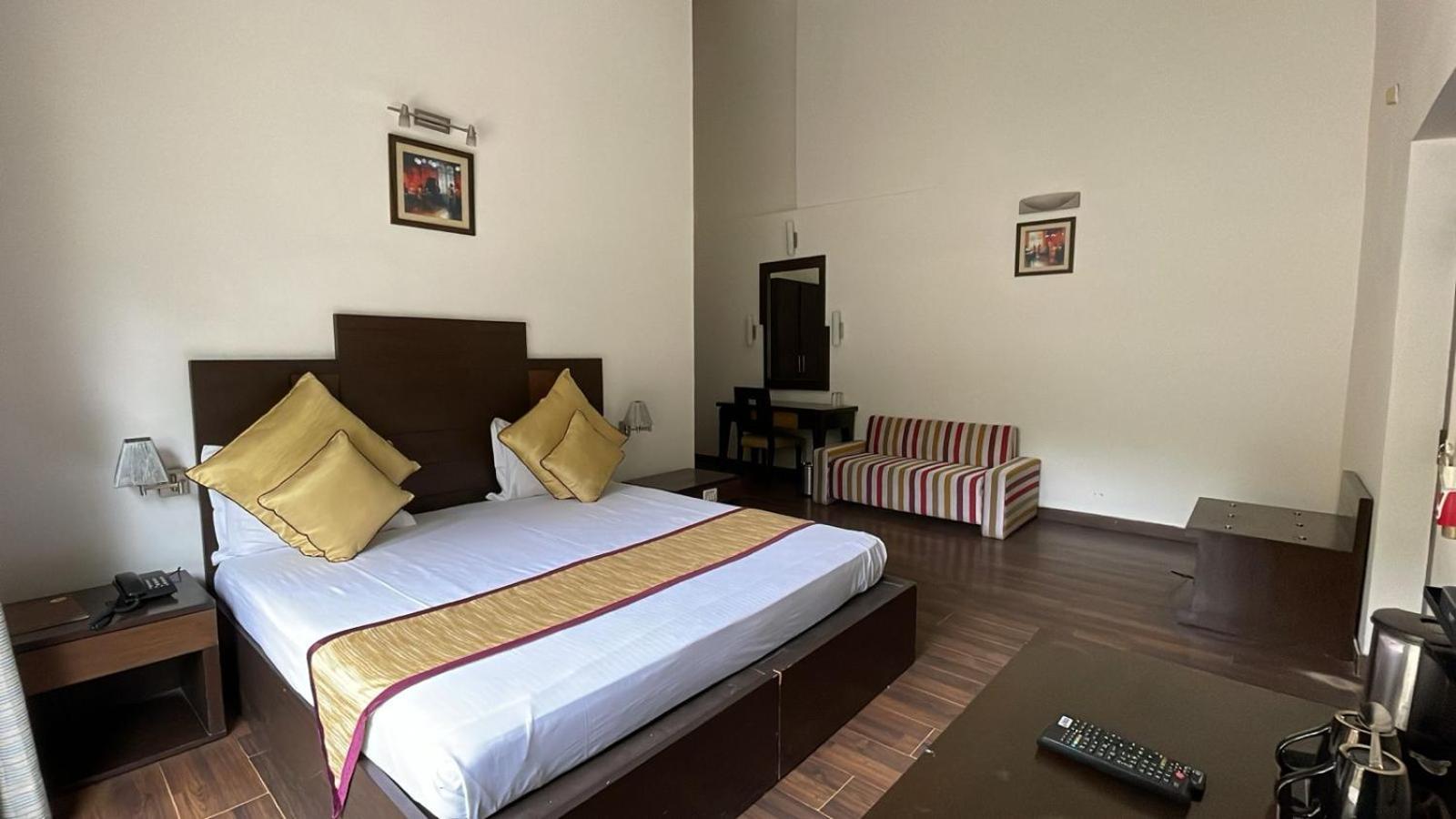 8Fold-Pinecrest By Larisa, Bhimtal Hotel Exterior photo